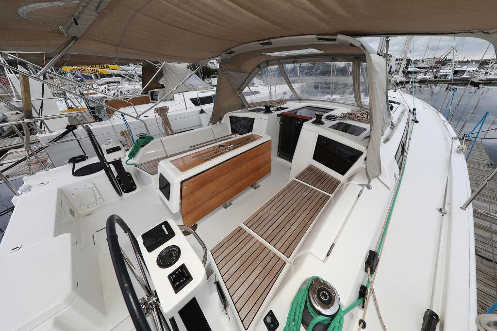 Sailing yacht 