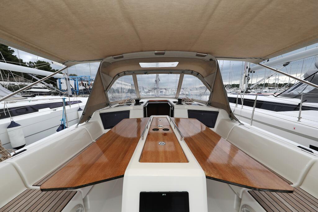 Sailing yacht 