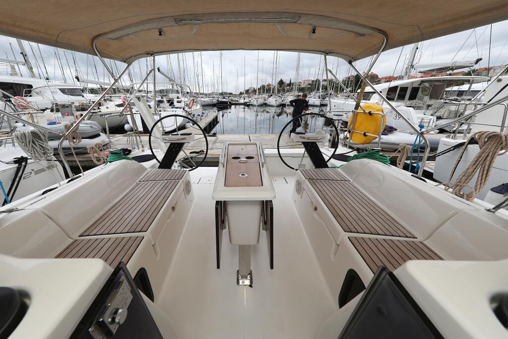 Sailing yacht 