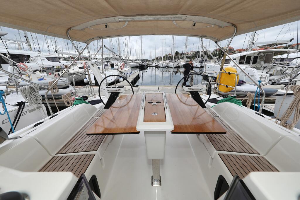 Sailing yacht 