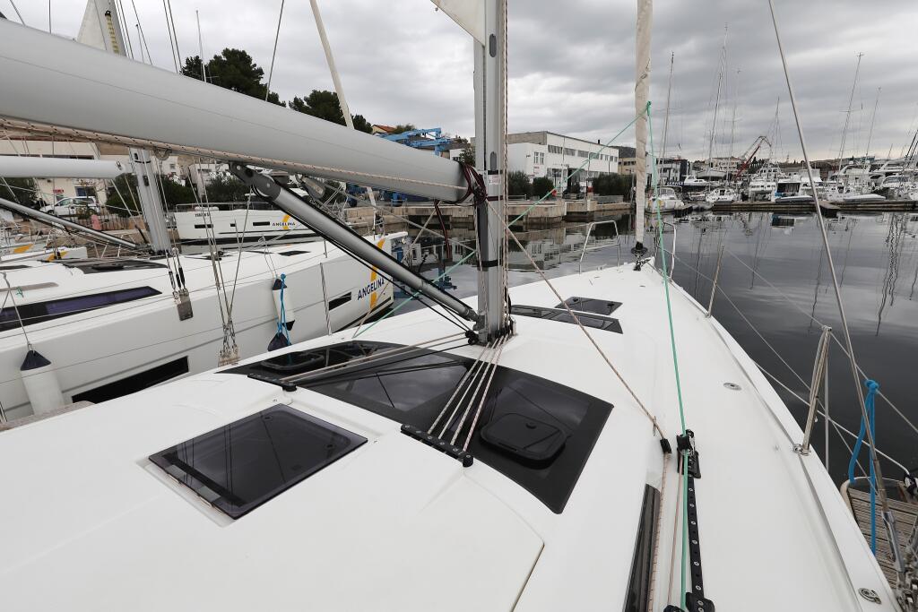 Sailing yacht 