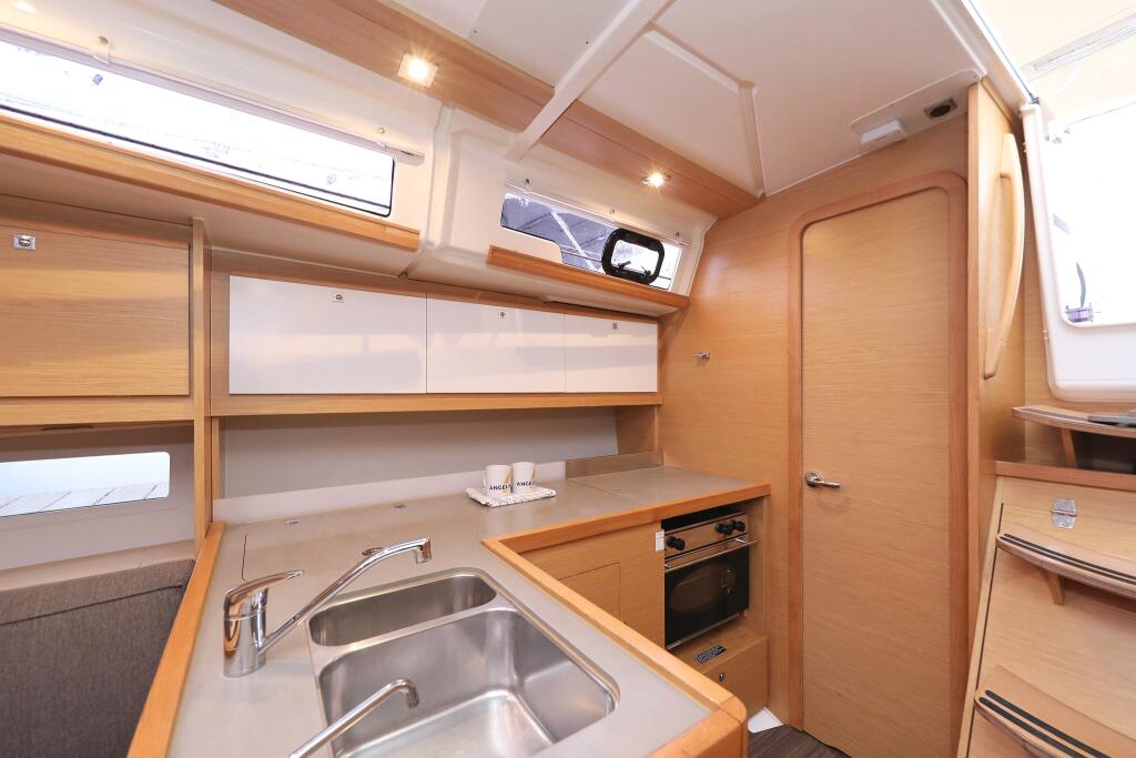 Sailing yacht 