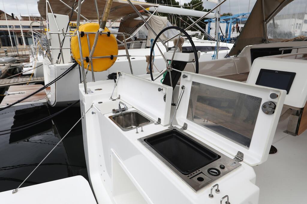 Sailing yacht 