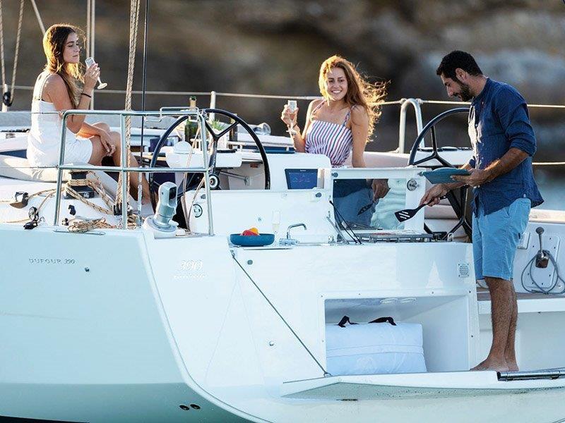Sailing yacht 