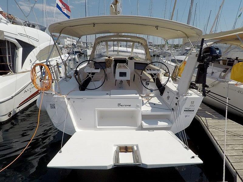 Sailing yacht 