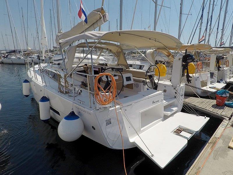 Sailing yacht 
