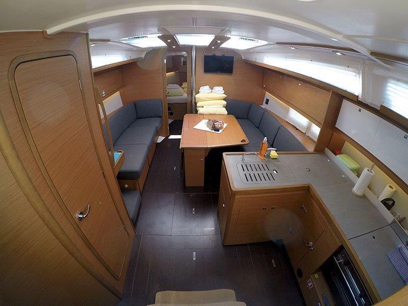 Sailing yacht 