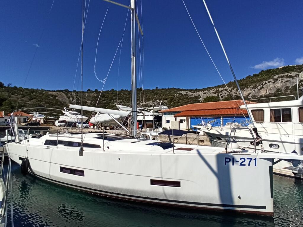 Sailing yacht 