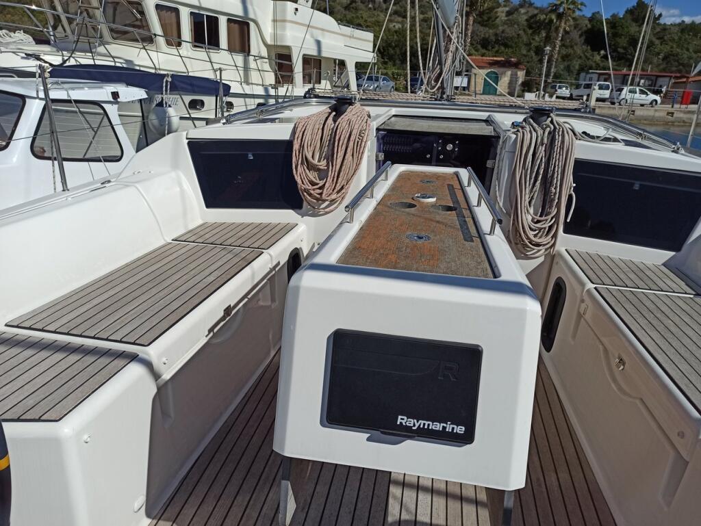 Sailing yacht 