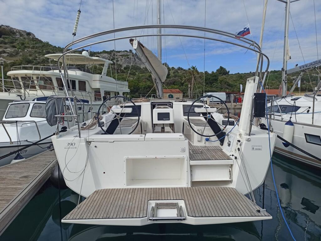 Sailing yacht 