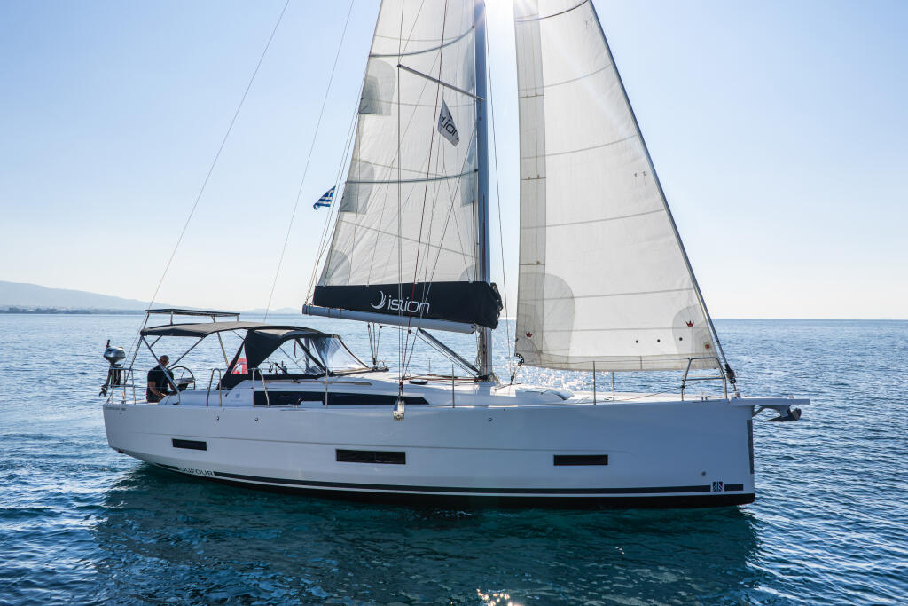 Sailing yacht 