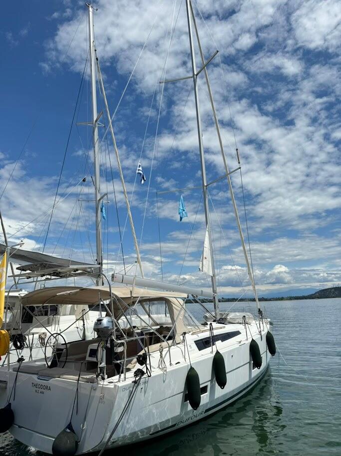 Sailing yacht 
