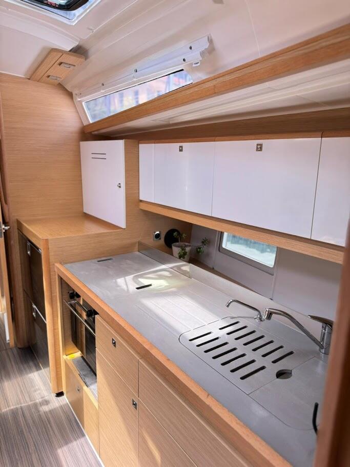 Sailing yacht 