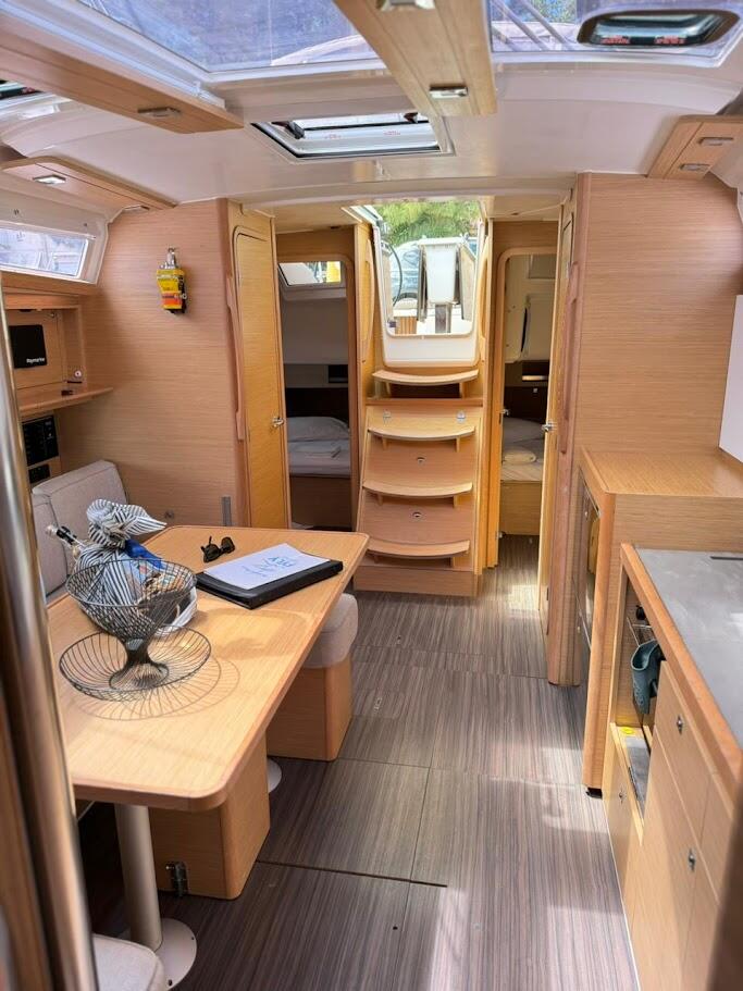 Sailing yacht 