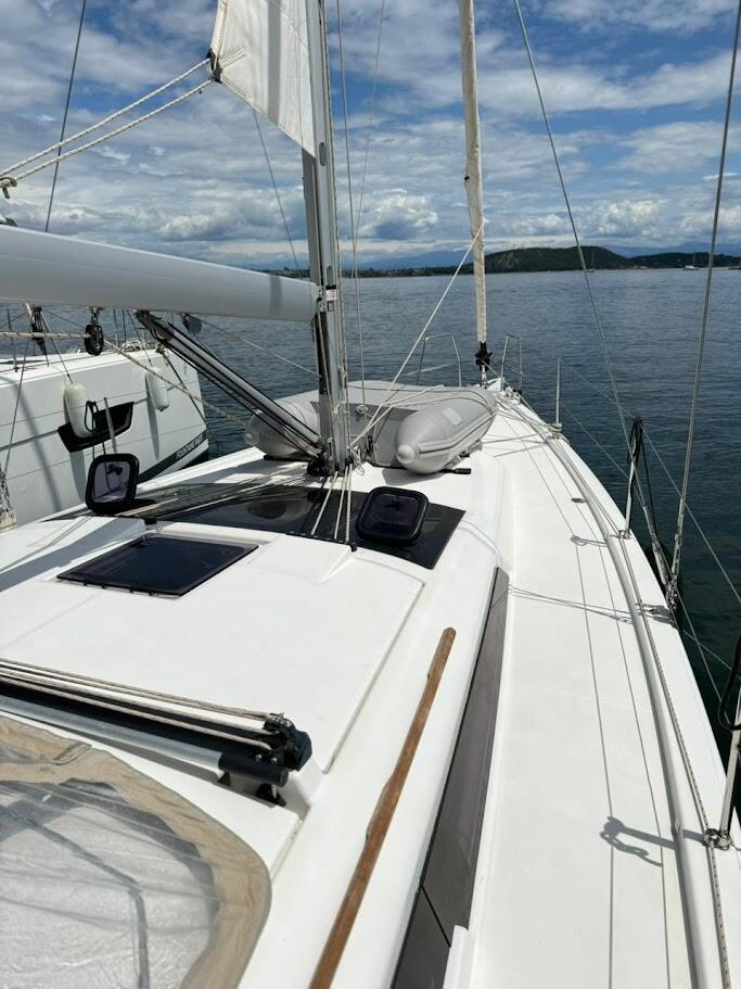 Sailing yacht 