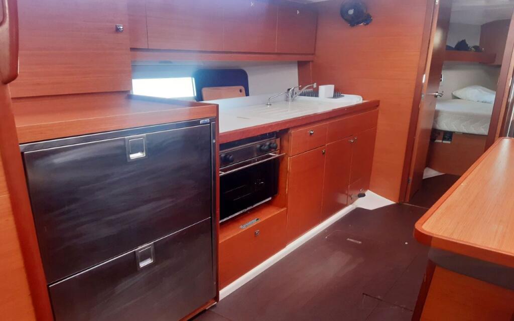 Sailing yacht 