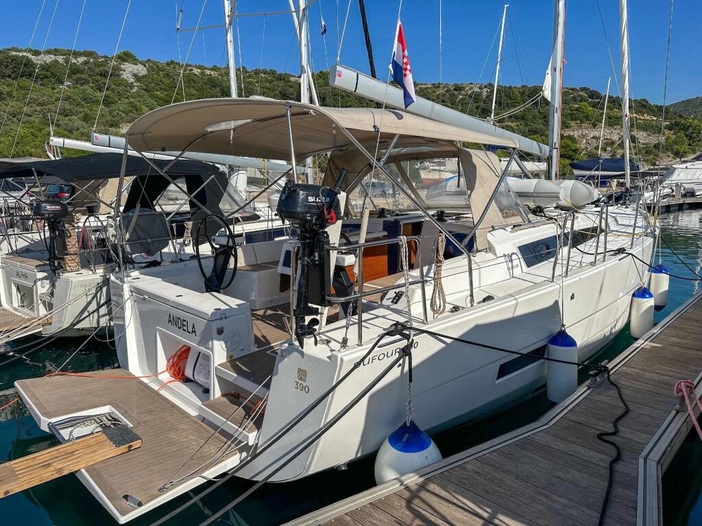 Sailing yacht 