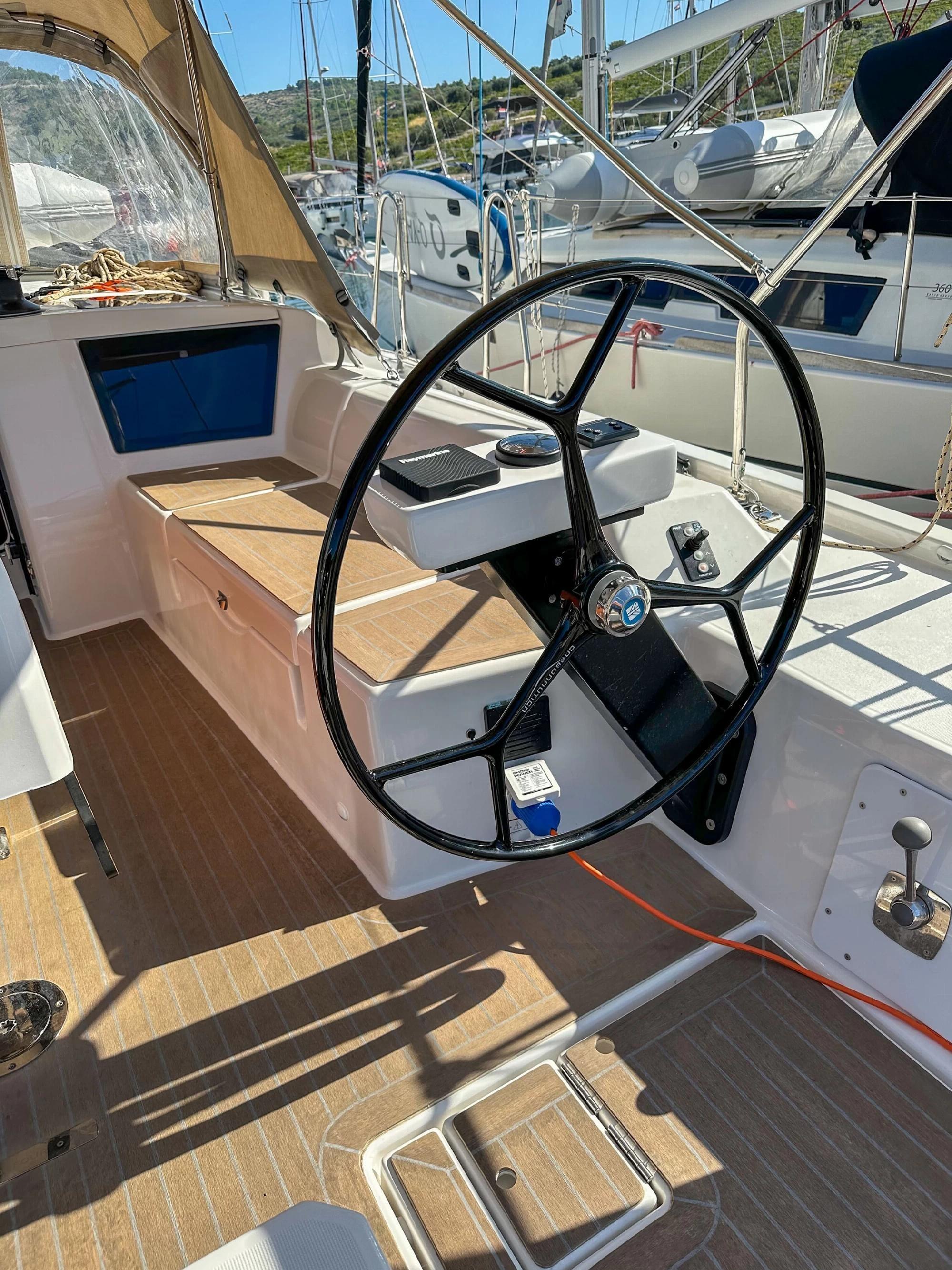 Sailing yacht 