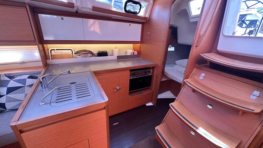 Sailing yacht 