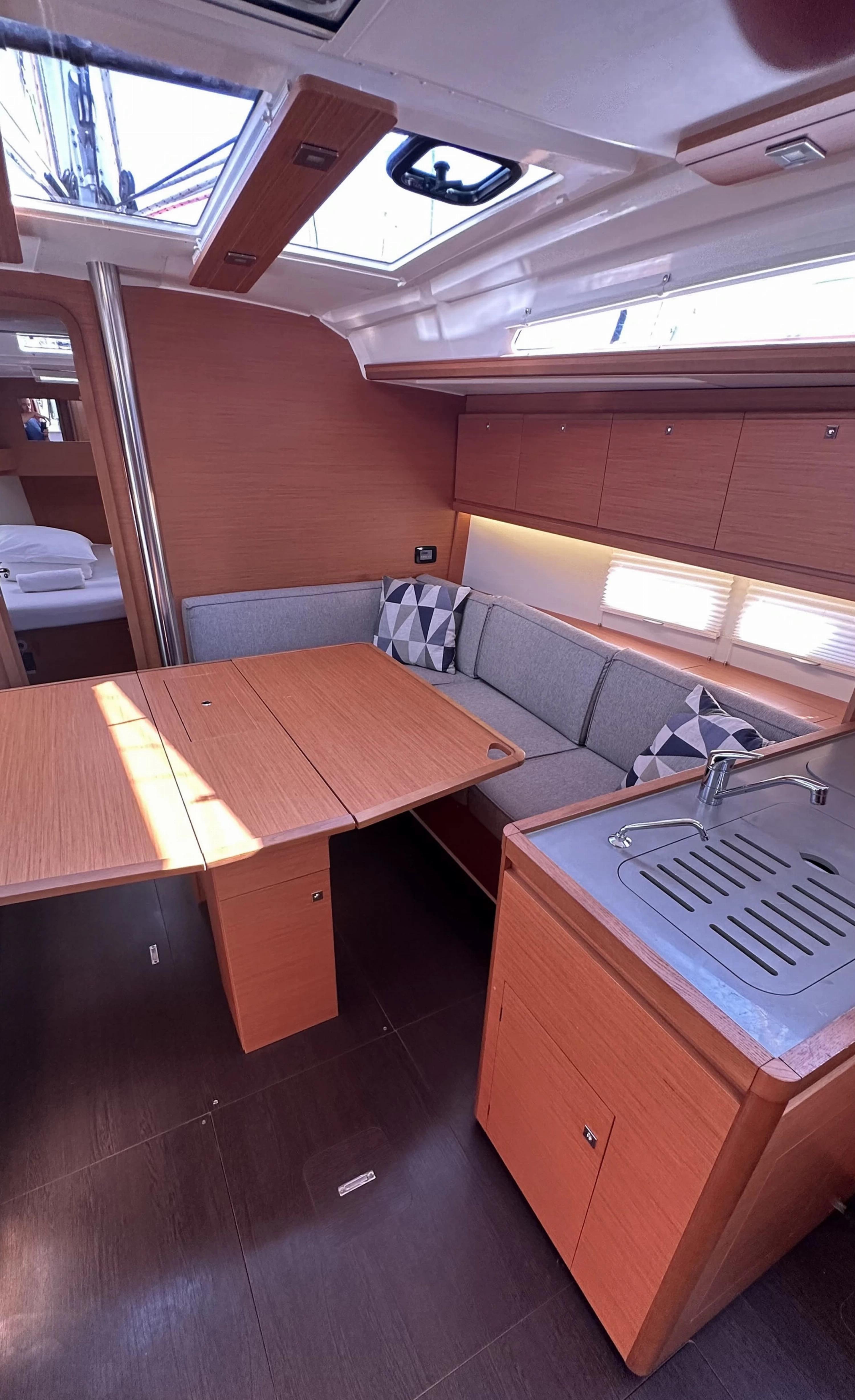Sailing yacht 