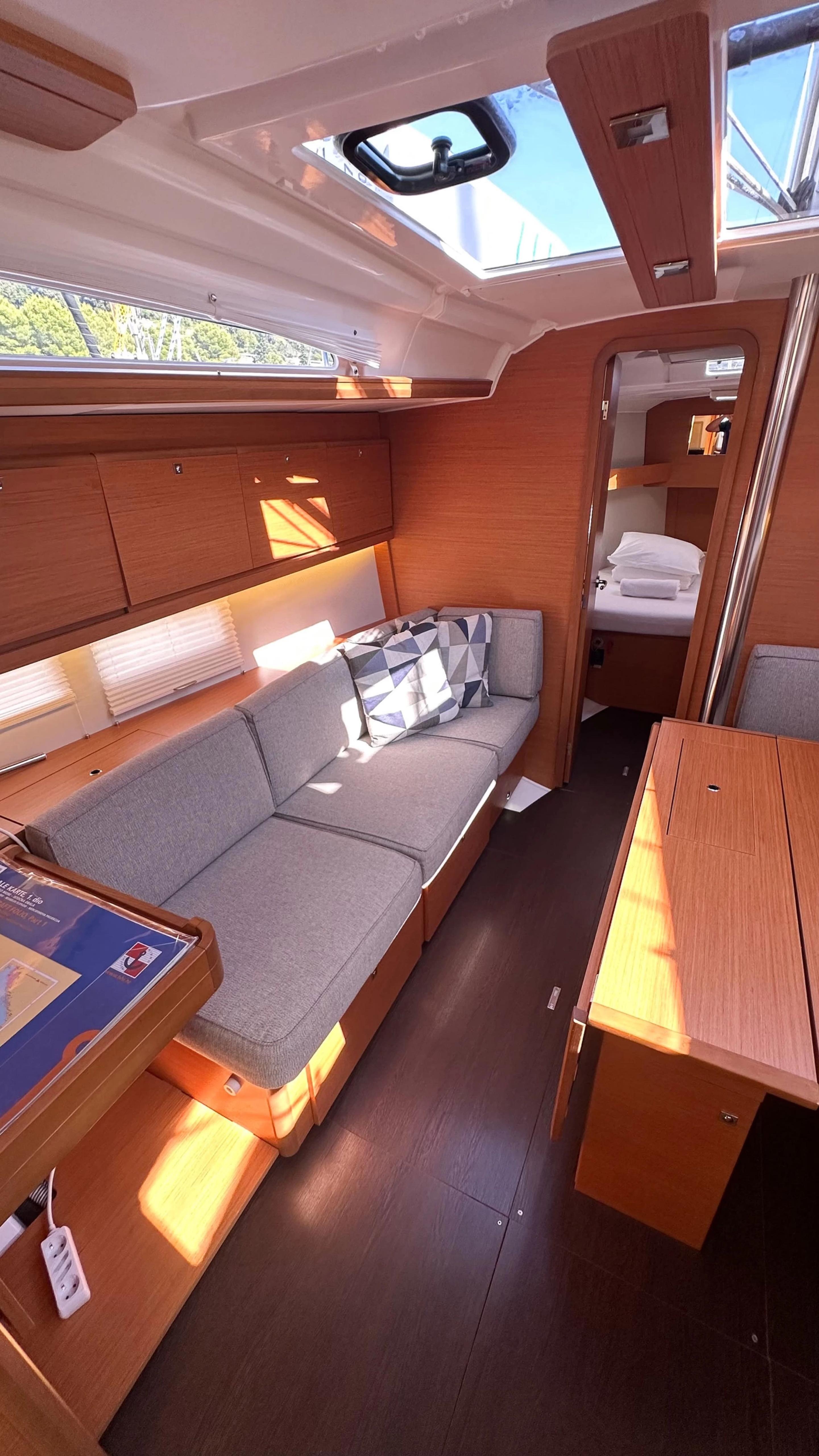 Sailing yacht 