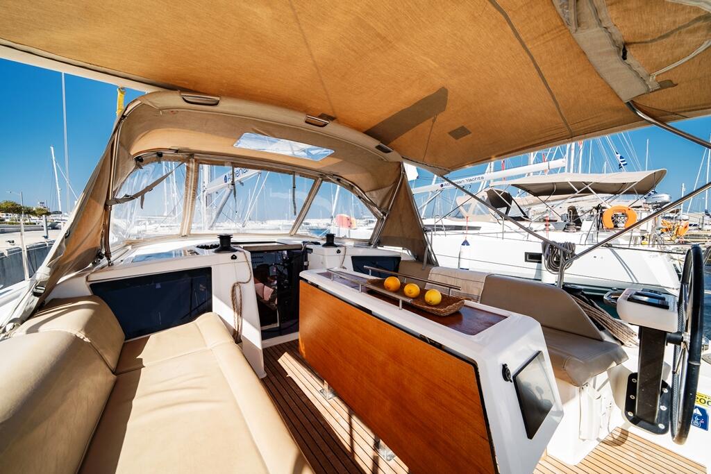 Sailing yacht 
