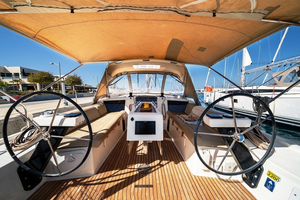 Sailing yacht 