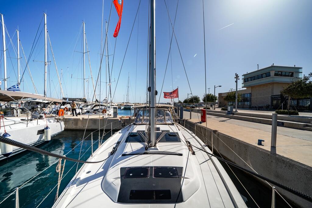 Sailing yacht 