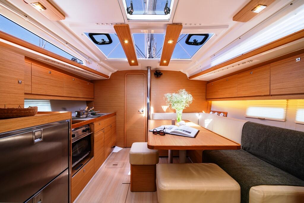 Sailing yacht 