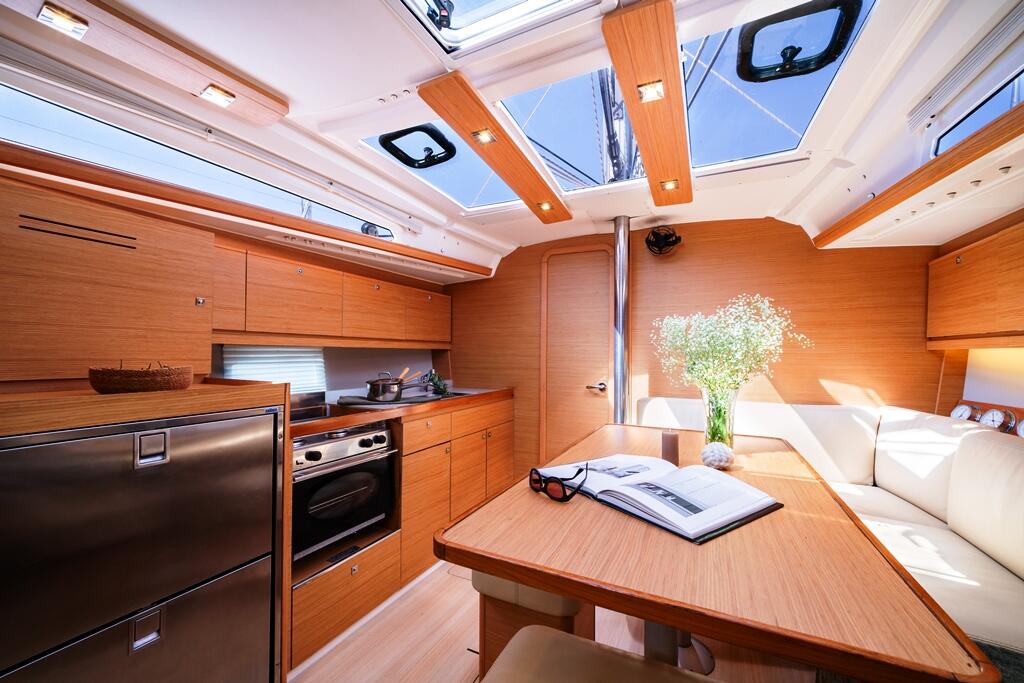 Sailing yacht 