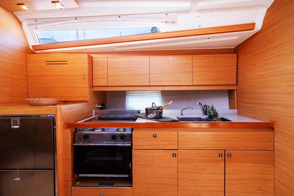 Sailing yacht 