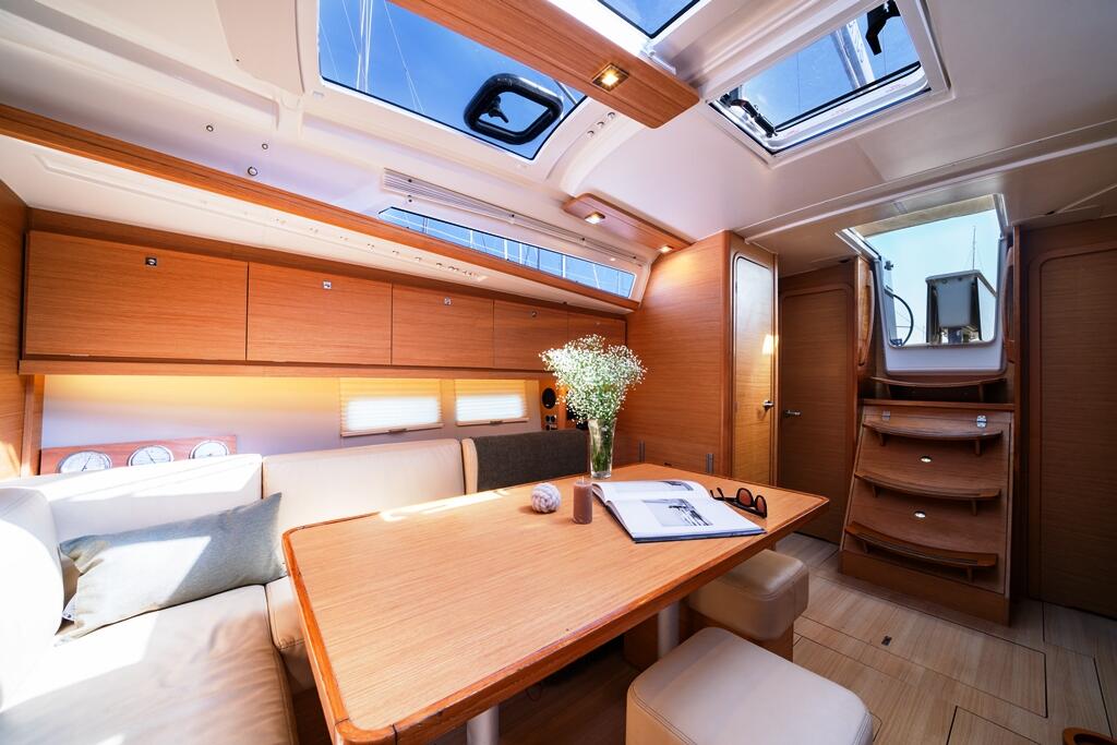 Sailing yacht 