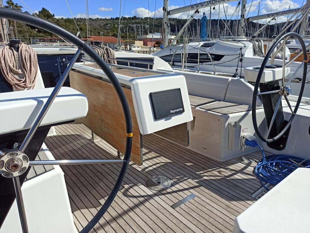Sailing yacht 