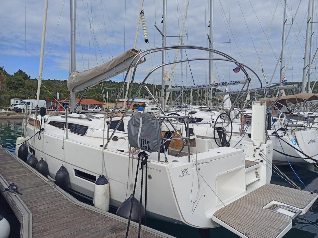 Sailing yacht 