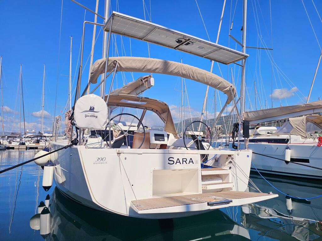 Sailing yacht 