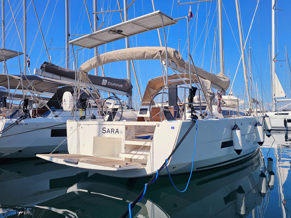 Sailing yacht 