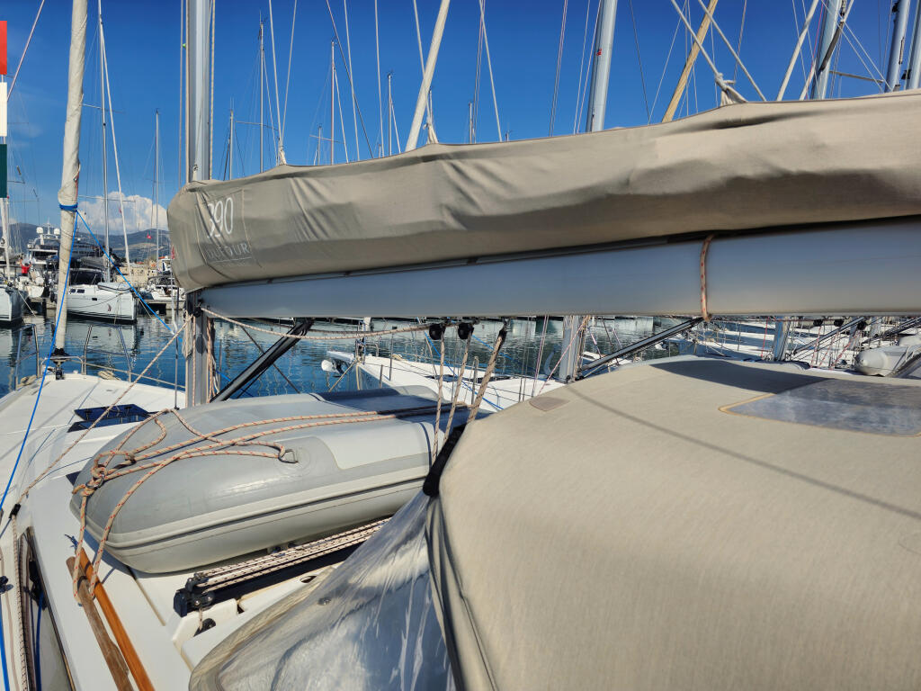 Sailing yacht 