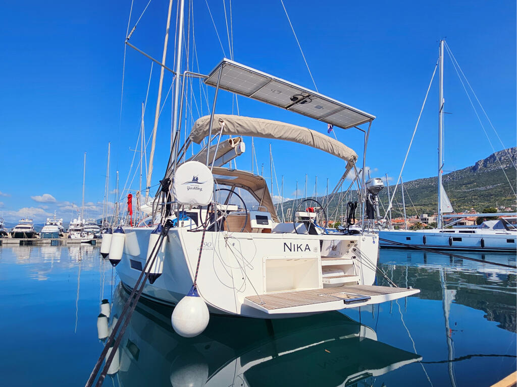 Sailing yacht 