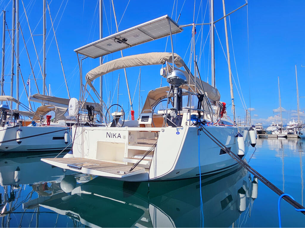 Sailing yacht 