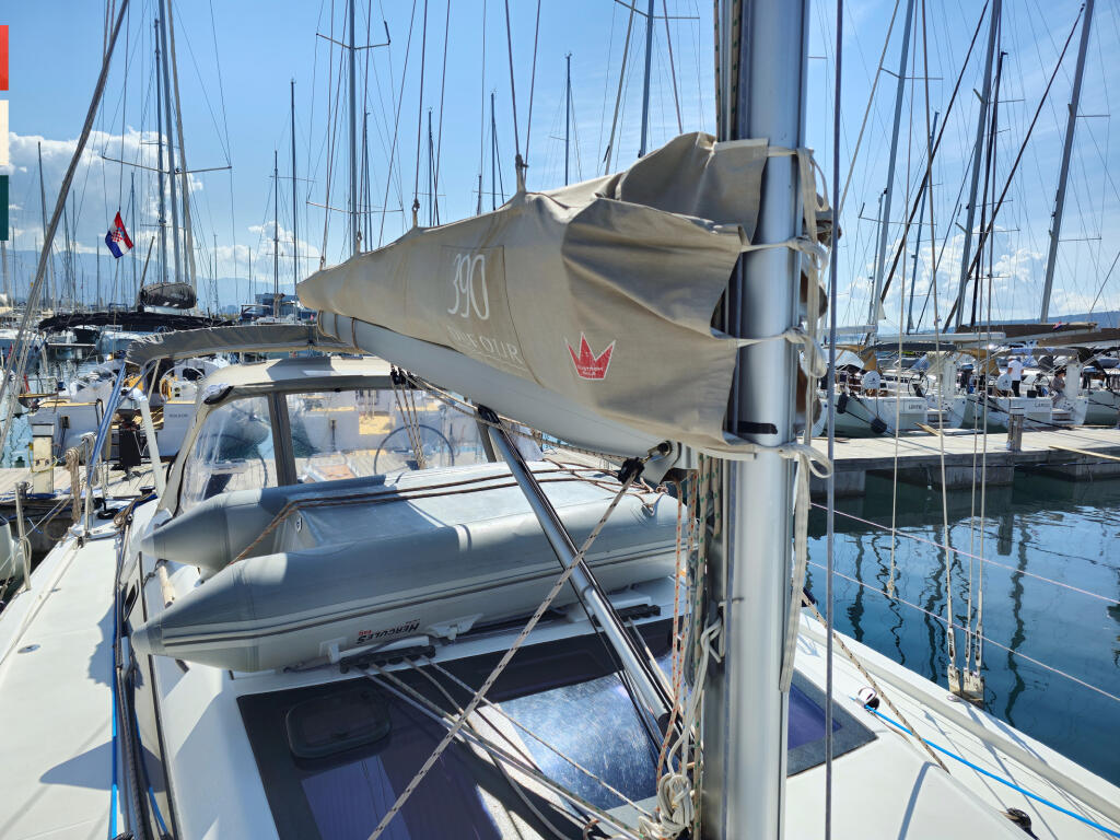 Sailing yacht 