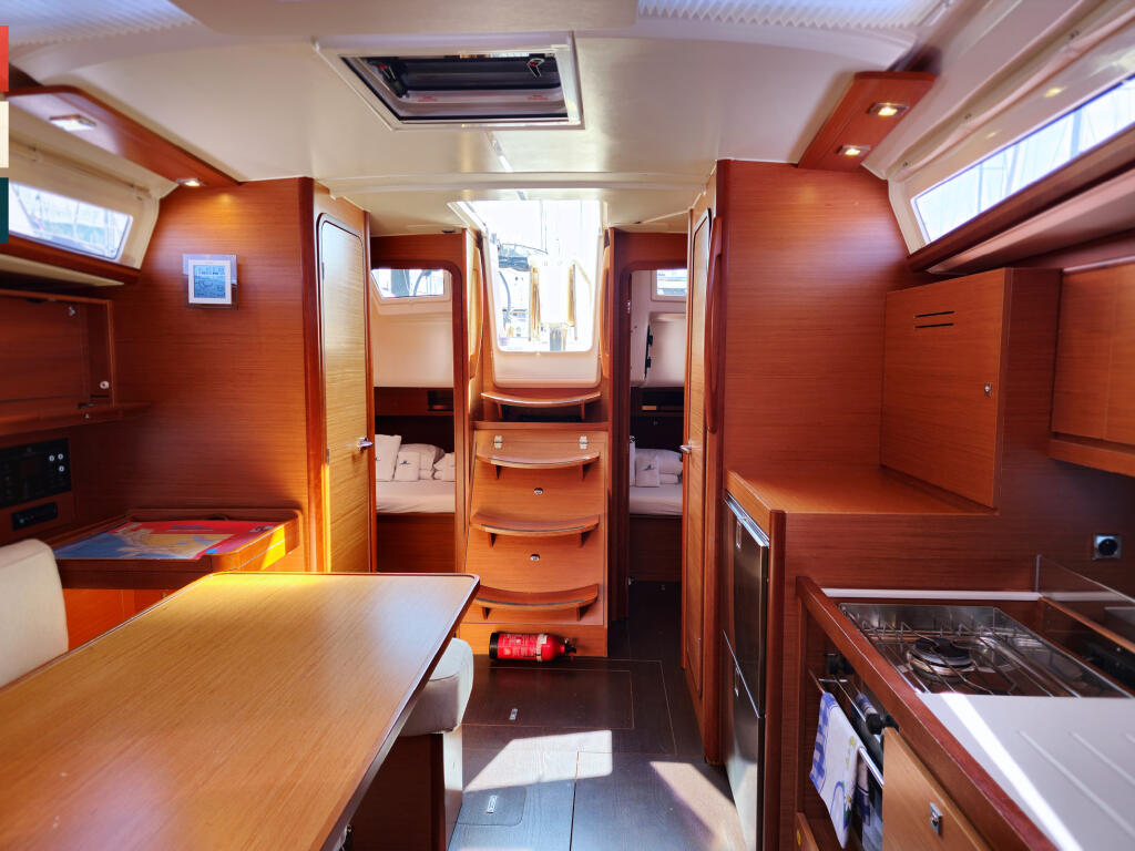 Sailing yacht 