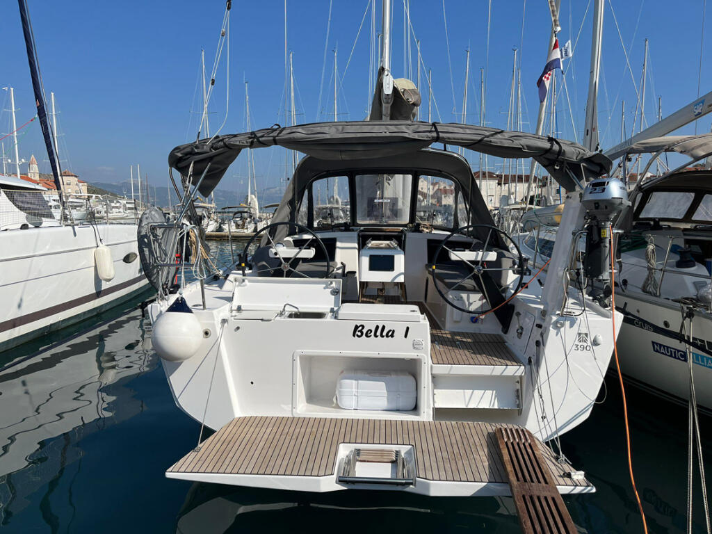 Sailing yacht 