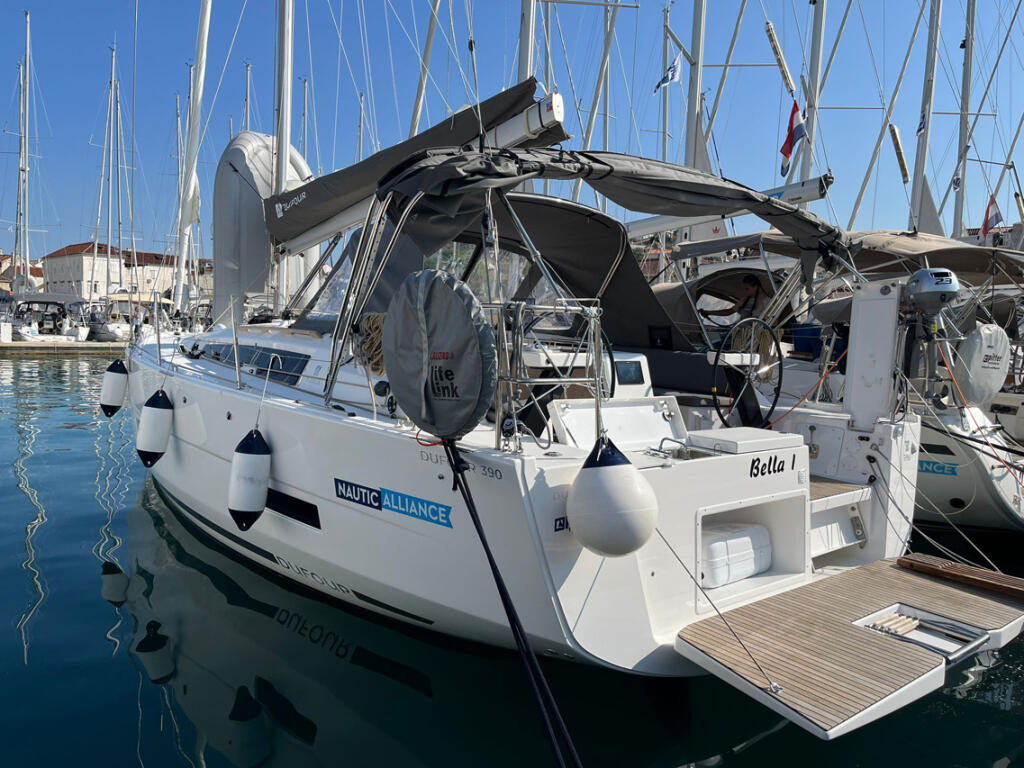 Sailing yacht 