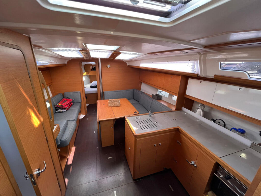 Sailing yacht 