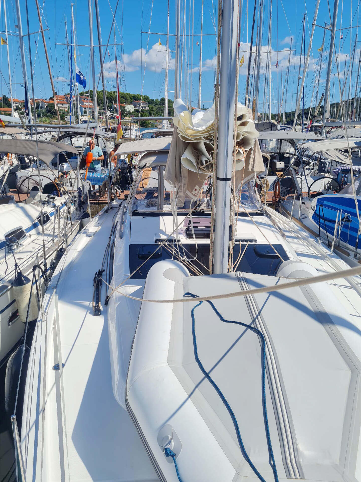 Sailing yacht 