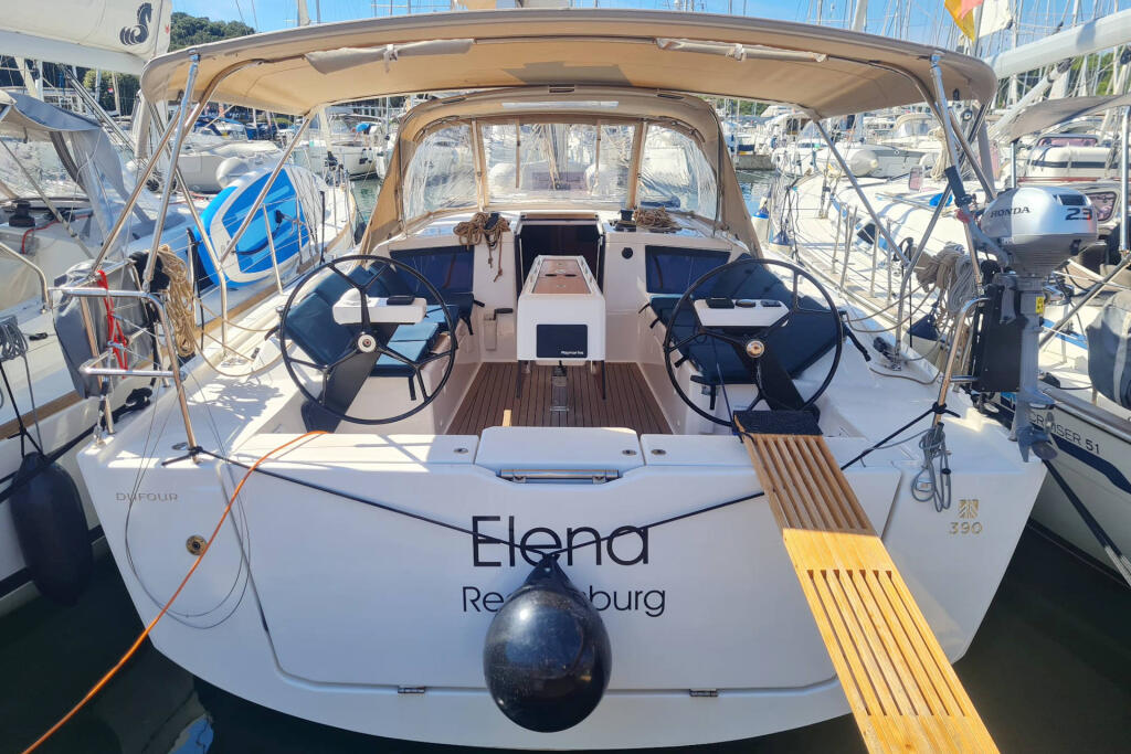 Sailing yacht 