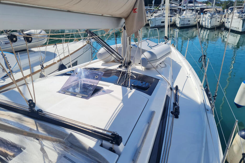 Sailing yacht 