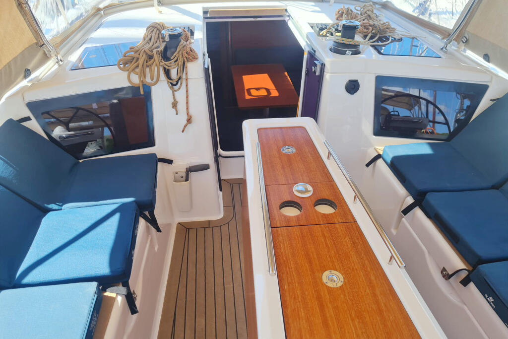 Sailing yacht 