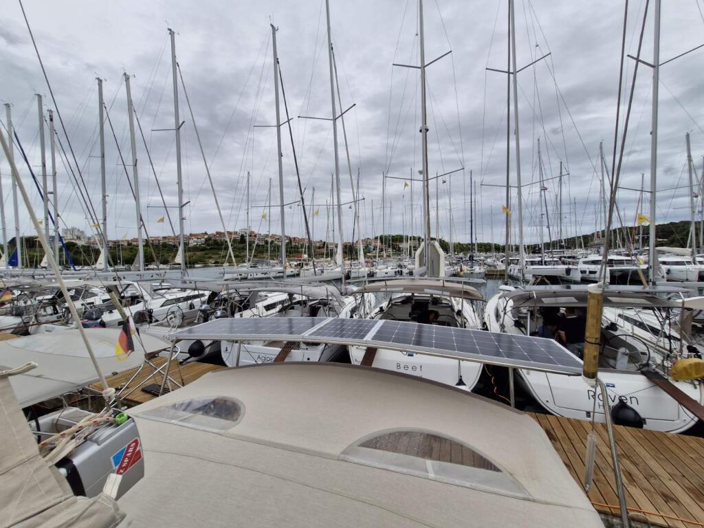 Sailing yacht 