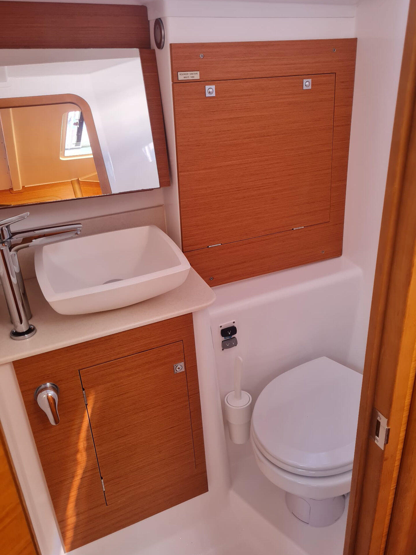 Sailing yacht 
